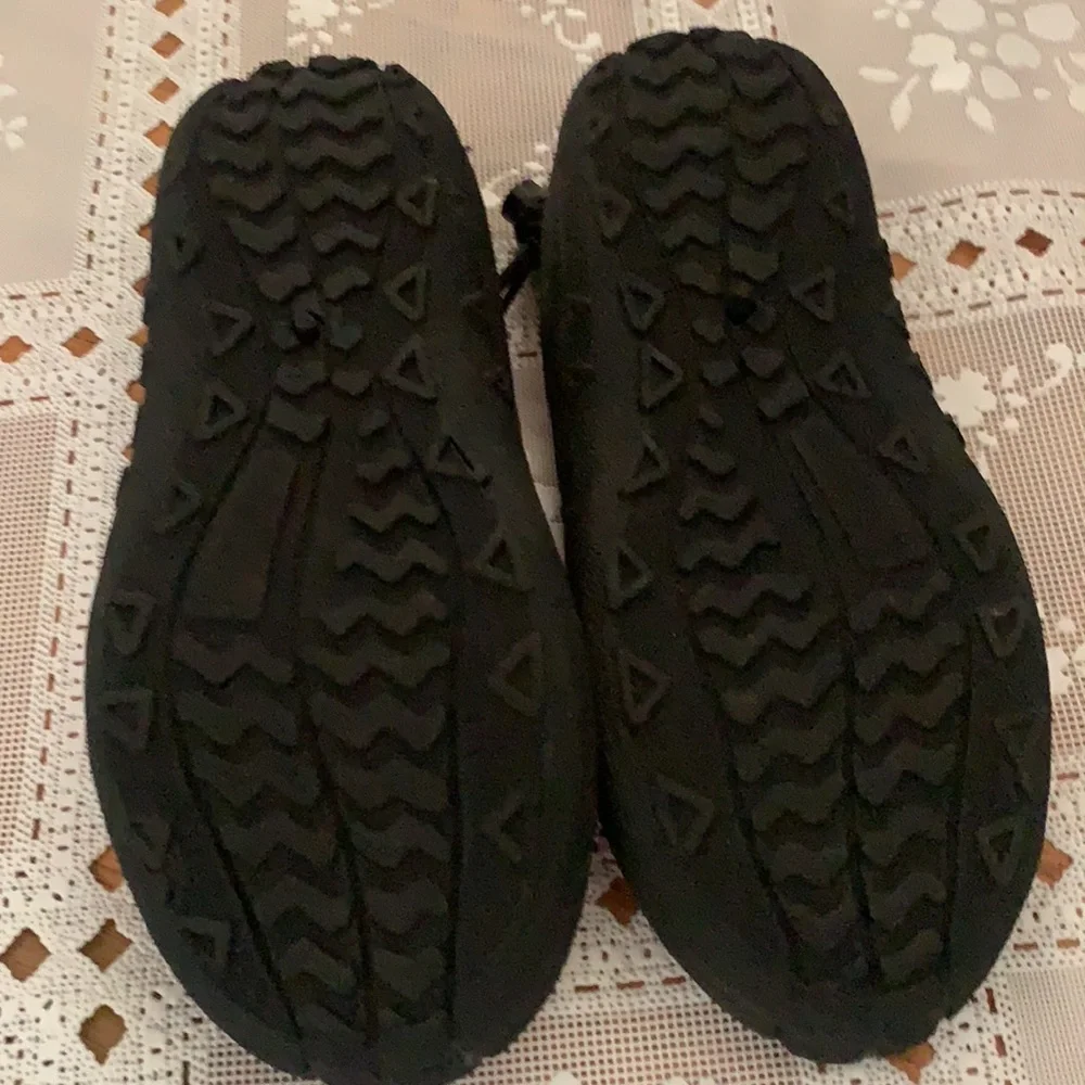 TRU-FIT SZ 11-12 RED BLACK WATER SHOES. PREOWNED
